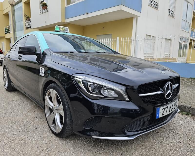 Táxi Mercedes CLA perto da Praia da Areia Branca