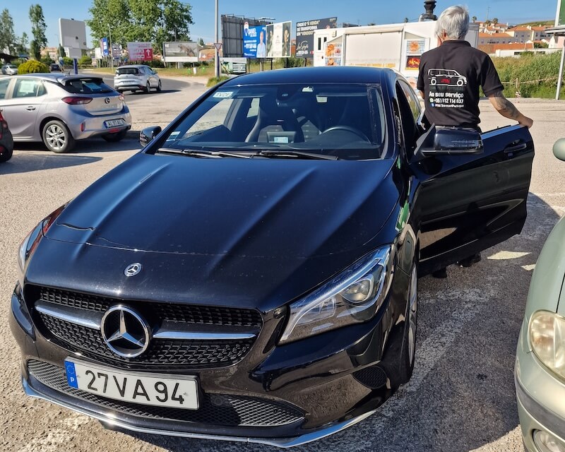 Motorista profissional com veículo Mercedes CLA na Costa Oeste