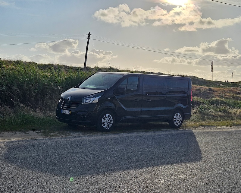 Renault Trafic para serviço de táxi e transfer privado na Costa Oeste