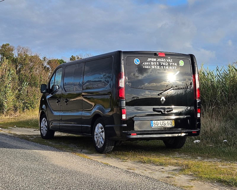 Táxi Renault Trafic da JPSM João Vaz para transporte privado na Costa Oeste