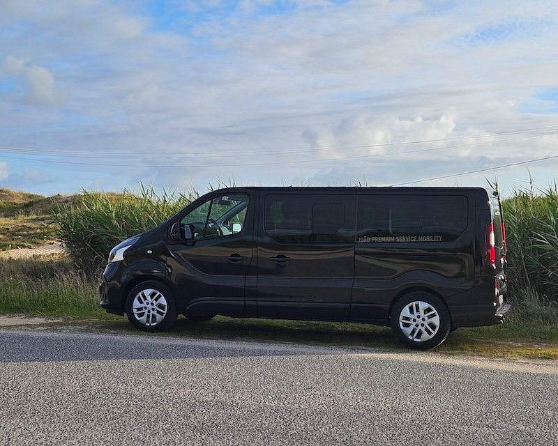 Táxi Renault Trafic para viagens em grupo, transfers e transporte com bagagem na Costa Oeste